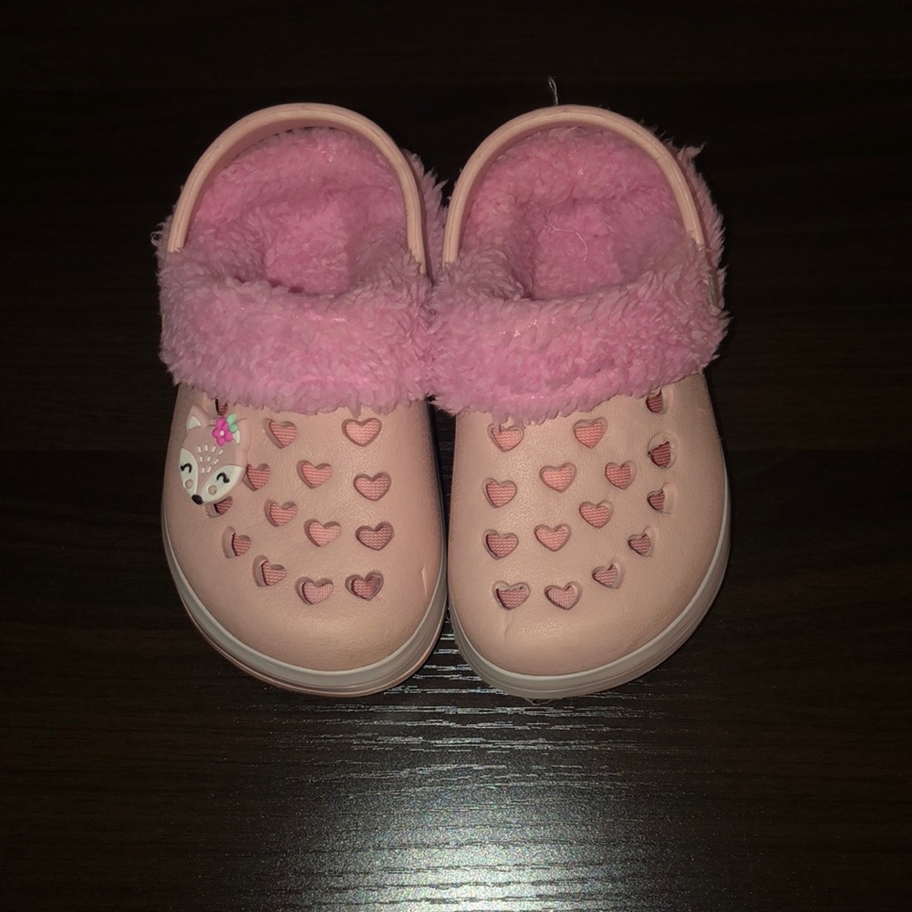 Pink fuzzy Crocs size 6 in toddler